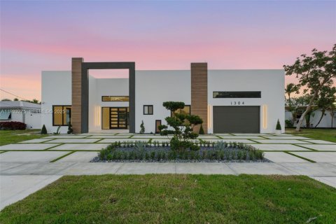 Casa en venta en Deerfield Beach, Florida, 3 dormitorios, 206.52 m2 № 1992819 - foto 1