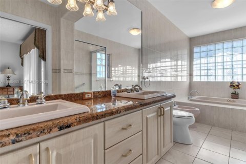 House in Miami, Florida 3 bedrooms, 195.75 sq.m. № 2044124 - photo 24