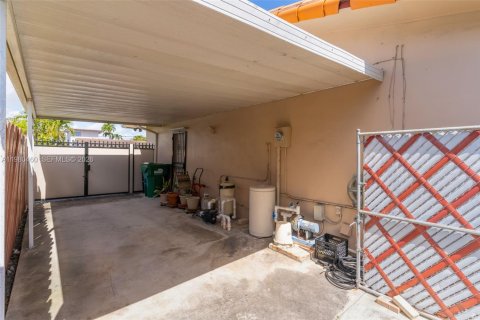 House in Miami, Florida 3 bedrooms, 195.75 sq.m. № 2044124 - photo 28