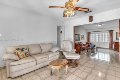 House in Miami, Florida 3 bedrooms, 195.75 sq.m. № 2044124 - photo 14