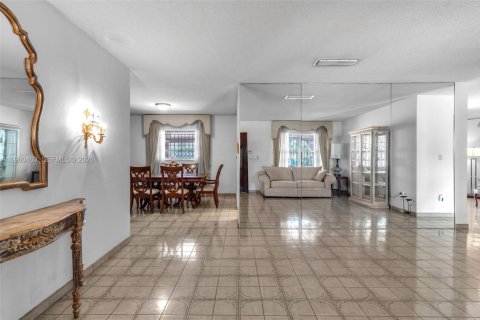 House in Miami, Florida 3 bedrooms, 195.75 sq.m. № 2044124 - photo 6