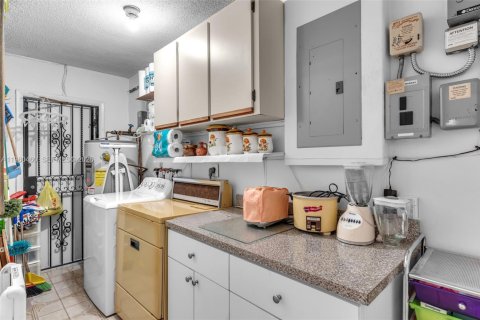 House in Miami, Florida 3 bedrooms, 195.75 sq.m. № 2044124 - photo 26