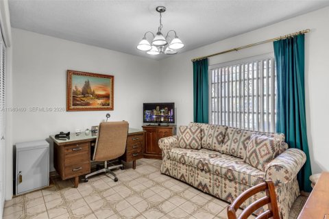 House in Miami, Florida 3 bedrooms, 195.75 sq.m. № 2044124 - photo 17