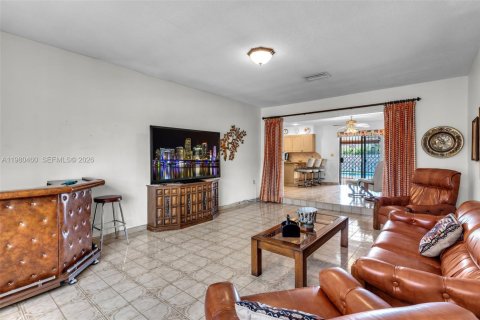 House in Miami, Florida 3 bedrooms, 195.75 sq.m. № 2044124 - photo 16