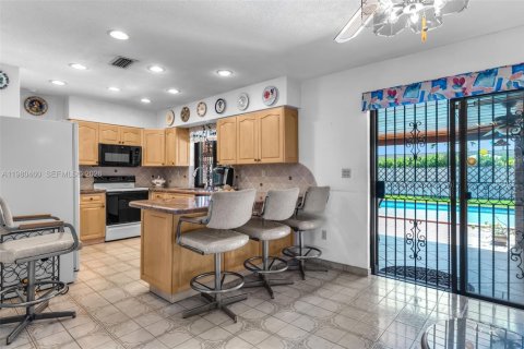 House in Miami, Florida 3 bedrooms, 195.75 sq.m. № 2044124 - photo 12