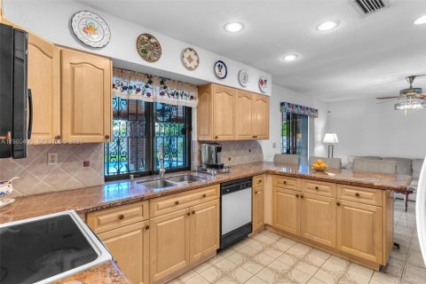 House in Miami, Florida 3 bedrooms, 195.75 sq.m. № 2044124 - photo 10