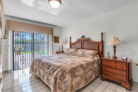 House in Miami, Florida 3 bedrooms, 195.75 sq.m. № 2044124 - photo 21