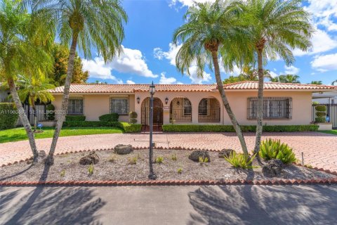 House in Miami, Florida 3 bedrooms, 195.75 sq.m. № 2044124