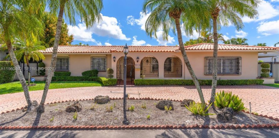 House in Miami, Florida 3 bedrooms, 195.75 sq.m. № 2044124