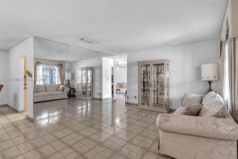 House in Miami, Florida 3 bedrooms, 195.75 sq.m. № 2044124 - photo 5