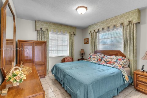 House in Miami, Florida 3 bedrooms, 195.75 sq.m. № 2044124 - photo 18