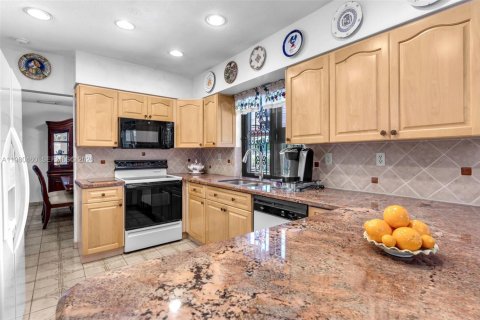 House in Miami, Florida 3 bedrooms, 195.75 sq.m. № 2044124 - photo 11