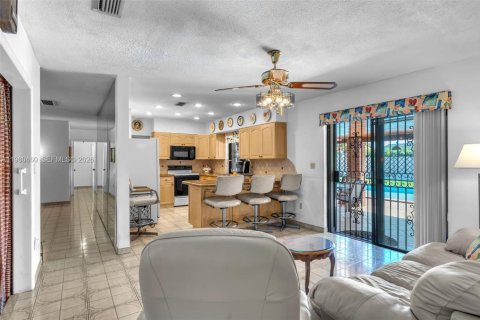 House in Miami, Florida 3 bedrooms, 195.75 sq.m. № 2044124 - photo 13