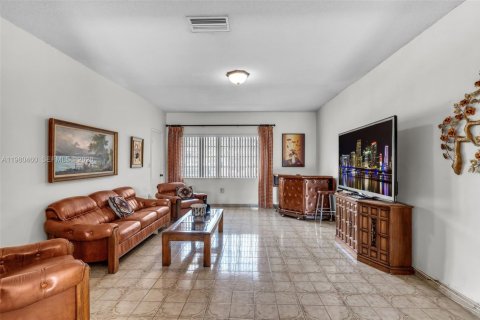 House in Miami, Florida 3 bedrooms, 195.75 sq.m. № 2044124 - photo 15