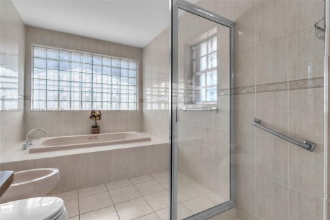 House in Miami, Florida 3 bedrooms, 195.75 sq.m. № 2044124 - photo 23