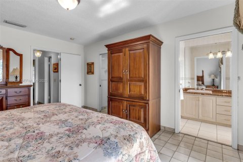 House in Miami, Florida 3 bedrooms, 195.75 sq.m. № 2044124 - photo 22