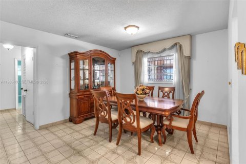 House in Miami, Florida 3 bedrooms, 195.75 sq.m. № 2044124 - photo 8