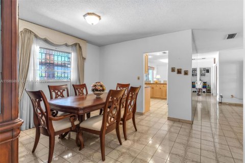 House in Miami, Florida 3 bedrooms, 195.75 sq.m. № 2044124 - photo 9