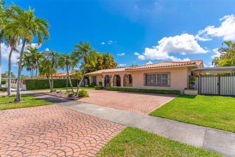 House in Miami, Florida 3 bedrooms, 195.75 sq.m. № 2044124 - photo 2