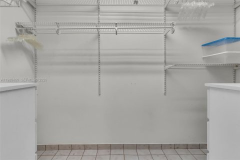 House in Miami, Florida 3 bedrooms, 195.75 sq.m. № 2044124 - photo 25