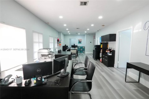 Propiedad comercial en venta en Pinecrest, Florida № 2184847 - foto 9