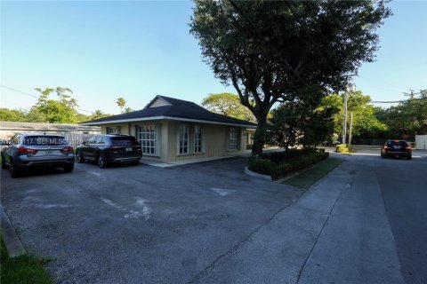 Propiedad comercial en venta en Pinecrest, Florida № 2184847 - foto 2