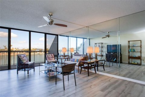 Condominio en venta en Saint Pete Beach, Florida, 2 dormitorios, 117.99 m2 № 1546183 - foto 17