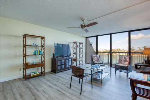 Condominio en venta en Saint Pete Beach, Florida, 2 dormitorios, 117.99 m2 № 1546183 - foto 24
