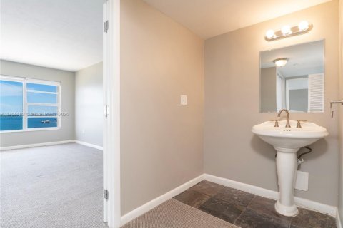 Condo in Miami, Florida, 2 bedrooms  № 1960106 - photo 12