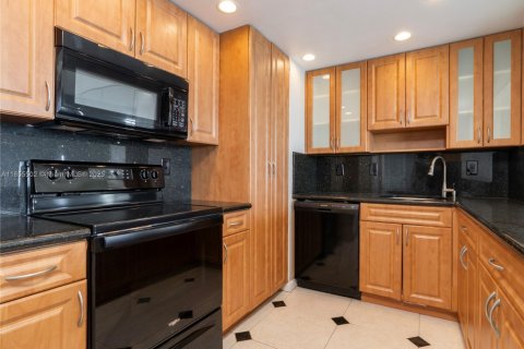 Condo in Miami, Florida, 2 bedrooms  № 1960106 - photo 6