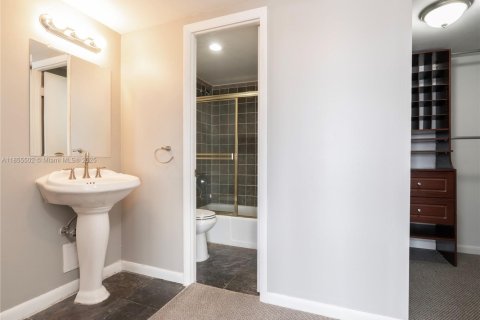 Condo in Miami, Florida, 2 bedrooms  № 1960106 - photo 13