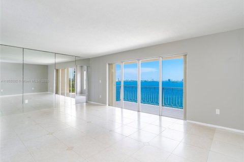 Condo in Miami, Florida, 2 bedrooms  № 1960106 - photo 2
