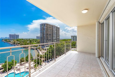 Condo in Miami, Florida, 2 bedrooms  № 1960106 - photo 15