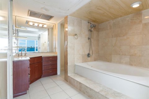 Condo in Miami, Florida, 2 bedrooms  № 1960106 - photo 10