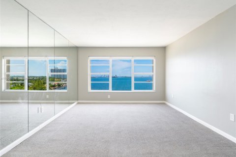 Condo in Miami, Florida, 2 bedrooms  № 1960106 - photo 11