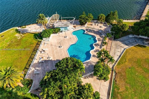 Condo in Miami, Florida, 2 bedrooms  № 1960106 - photo 17