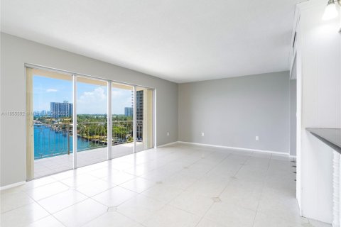 Condo in Miami, Florida, 2 bedrooms  № 1960106 - photo 3