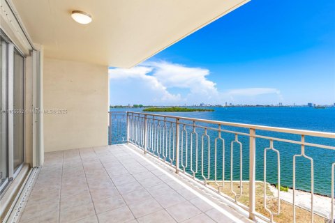 Condo in Miami, Florida, 2 bedrooms  № 1960106 - photo 14
