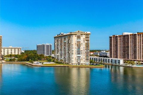 Condo in Miami, Florida, 2 bedrooms  № 1960106 - photo 16