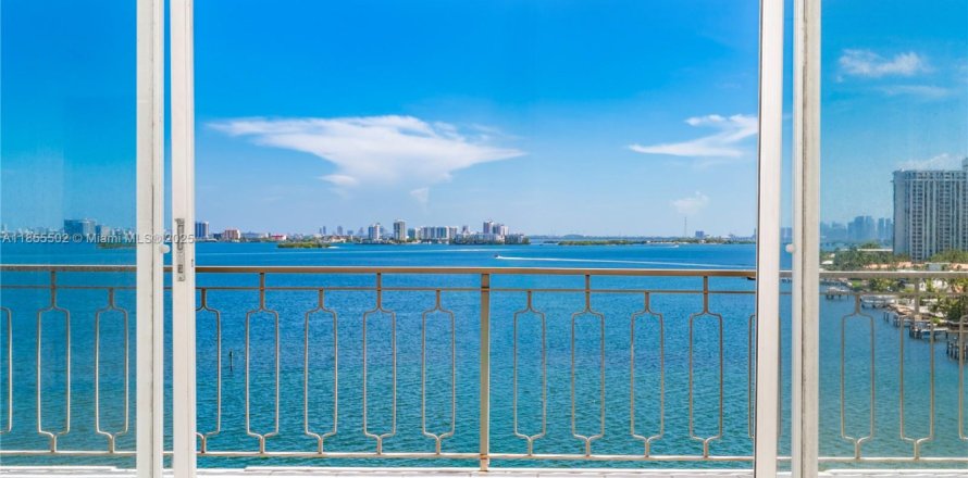 Condo in Miami, Florida, 2 bedrooms  № 1960106