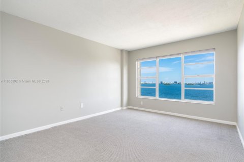 Condo in Miami, Florida, 2 bedrooms  № 1960106 - photo 9