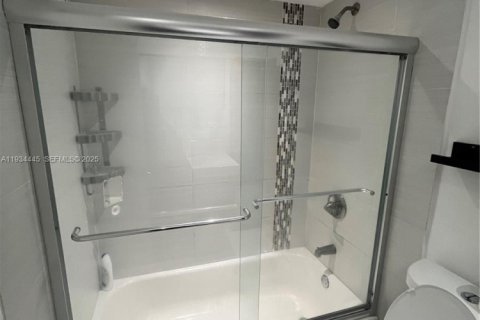 Снять в аренду кондоминиум в Майами, Флорида 2 спальни, 95.5м2, № 1992567 - фото 10