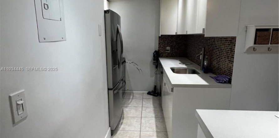 Кондоминиум с 2 спальнями в Майами, Флорида № 1992567