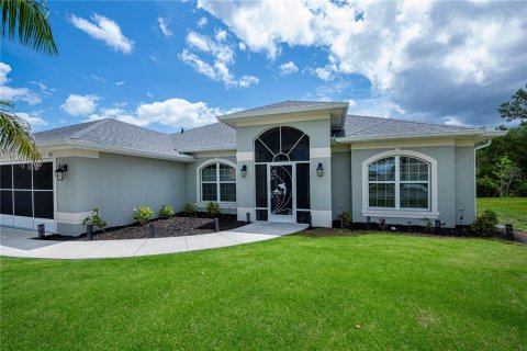 House in Punta Gorda, Florida 4 bedrooms, 215.72 sq.m. № 1775509 - photo 9