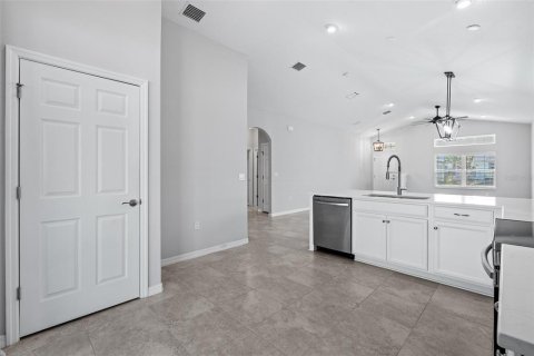 House in Palm Coast, Florida 3 bedrooms, 150.87 sq.m. № 2421687 - photo 11