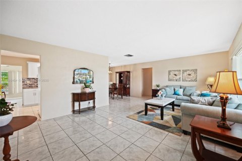 Casa en venta en Tamarac, Florida, 2 dormitorios, 147.44 m2 № 1794157 - foto 2