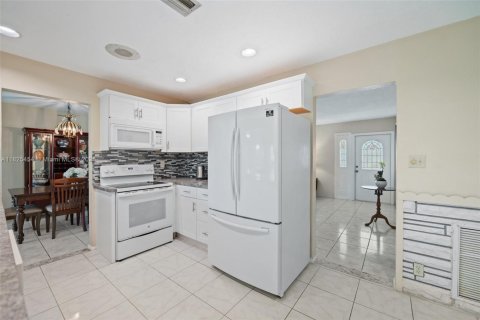 Casa en venta en Tamarac, Florida, 2 dormitorios, 147.44 m2 № 1794157 - foto 8