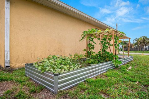House in Palm Bay, Florida 3 bedrooms, 162.58 sq.m. № 2220286 - photo 27