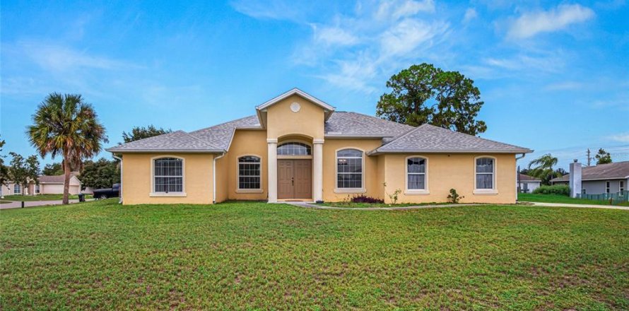 House in Palm Bay, Florida 3 bedrooms, 162.58 sq.m. № 2220286