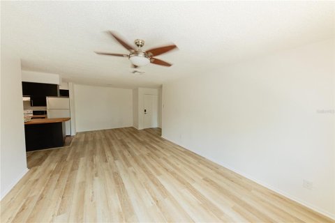 Condo in Brandon, Florida, 2 bedrooms  № 1687343 - photo 7